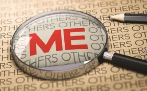 A magnifying glass over the word 'ME' symbolizing Narcissistic Personality Disorder