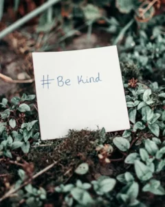 A note saying 'be kind'. Explore treatments for narcissism to improve your relationships